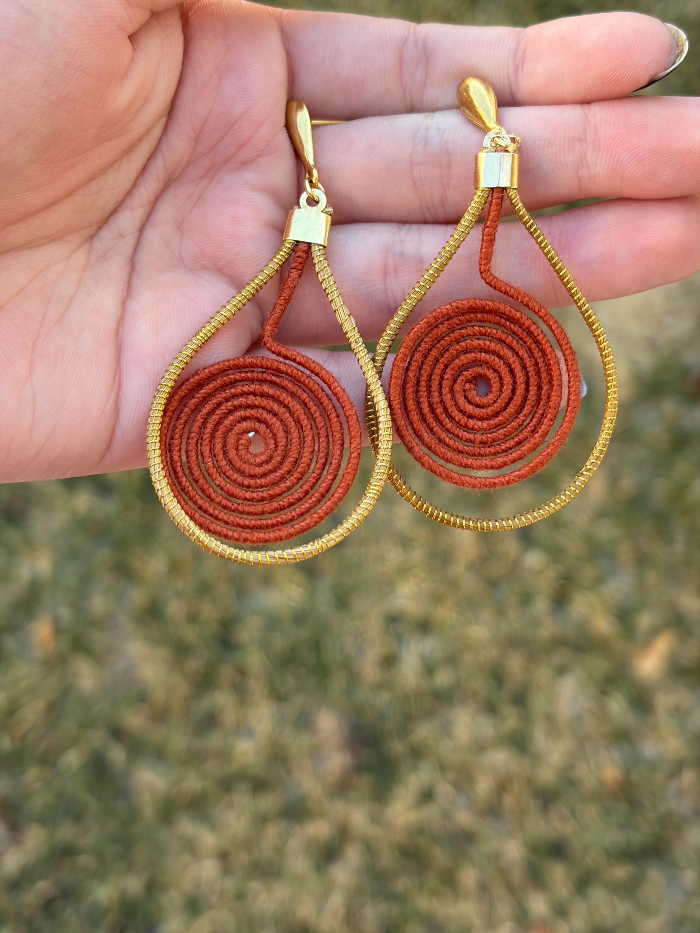 Handmade Capim Dourado & Terracotta Spiral Earrings – Brazilian Golden Grass Drop Earrings, Eco-Friendly Statement Jewelry